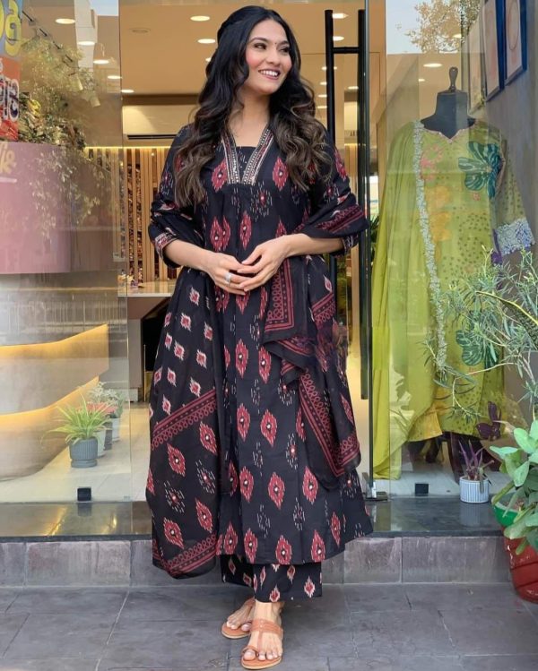Pure Cotton Kurta Set with Dupatta with Lace Work on Neckline and Sleeves. - Image 5