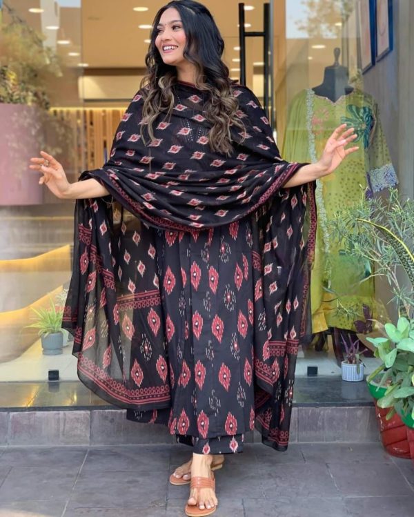Pure Cotton Kurta Set with Dupatta with Lace Work on Neckline and Sleeves. - Image 3